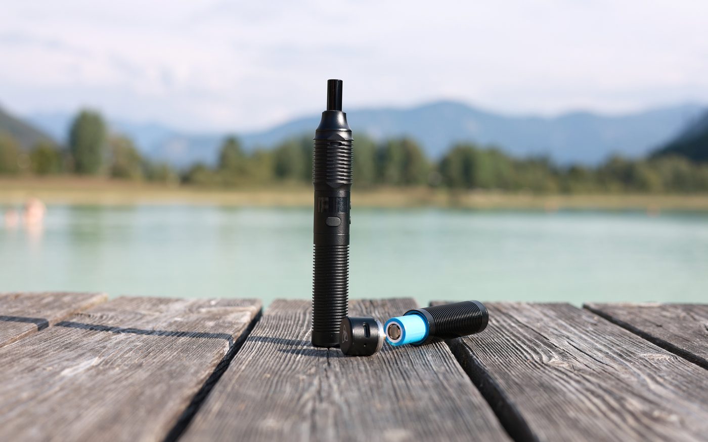 HIZEN Stilus Pro Max mit Wechselakku am See